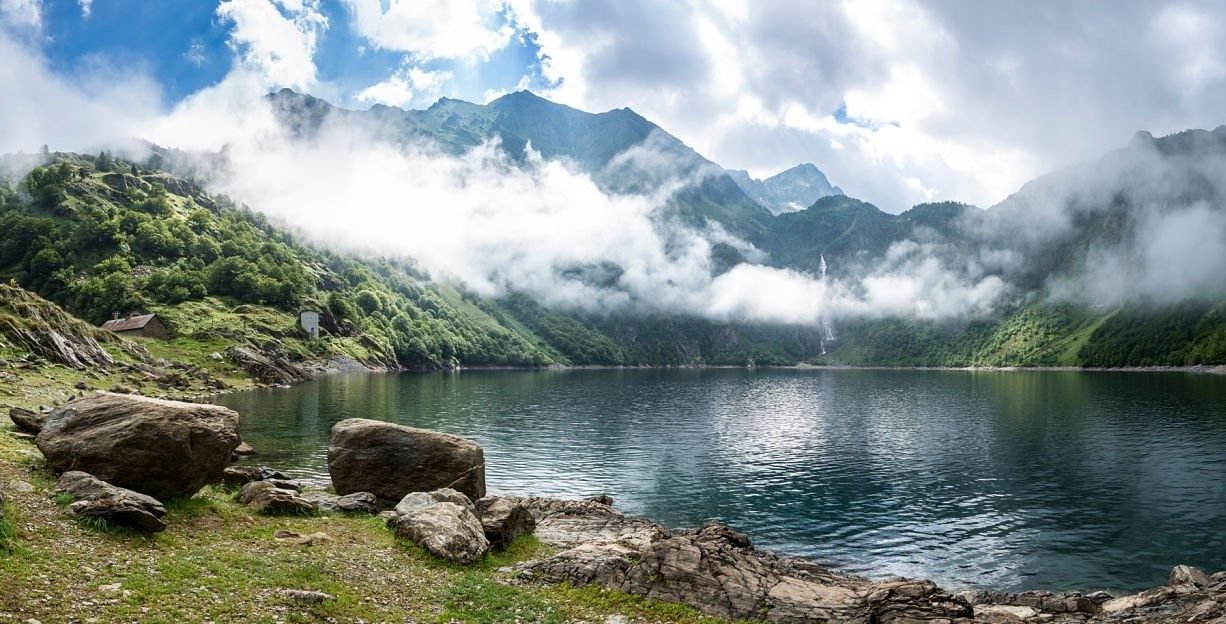 Le lac d'Oô, entouré de sommets pyrénéens