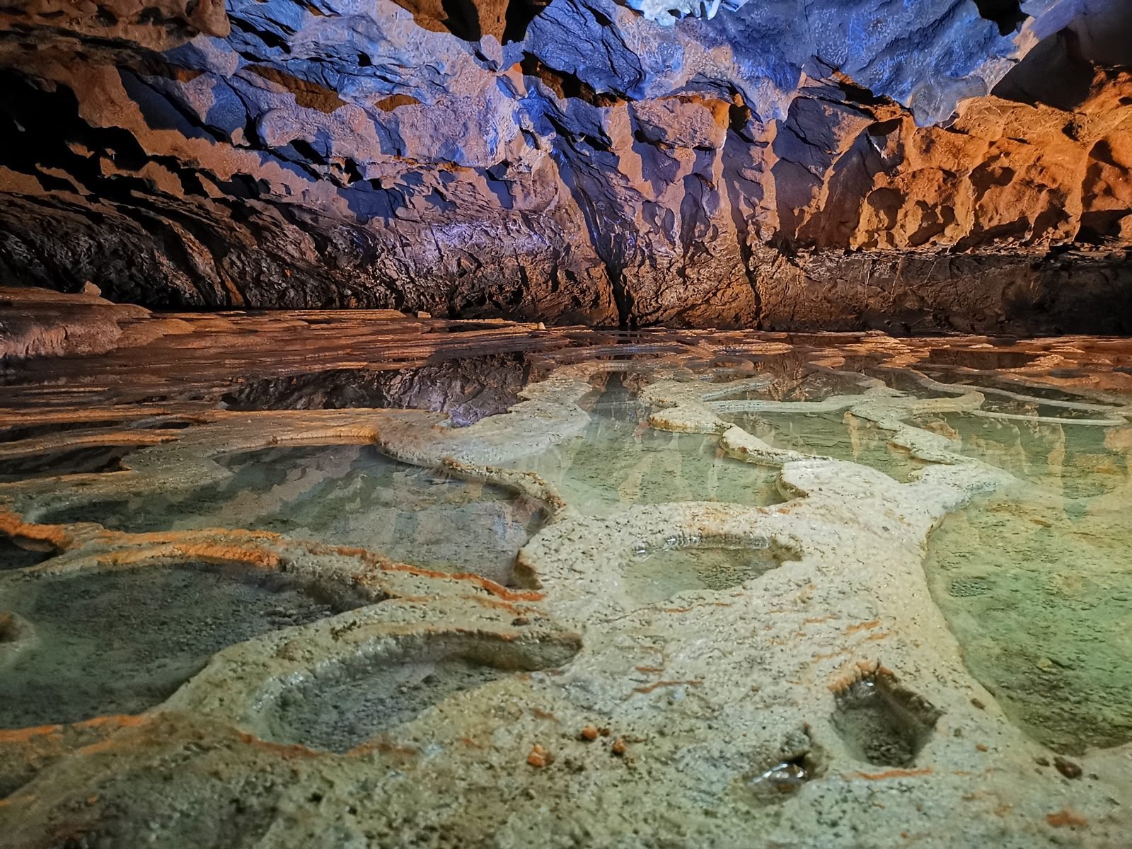 À l'intérieur des grottes de Gargas